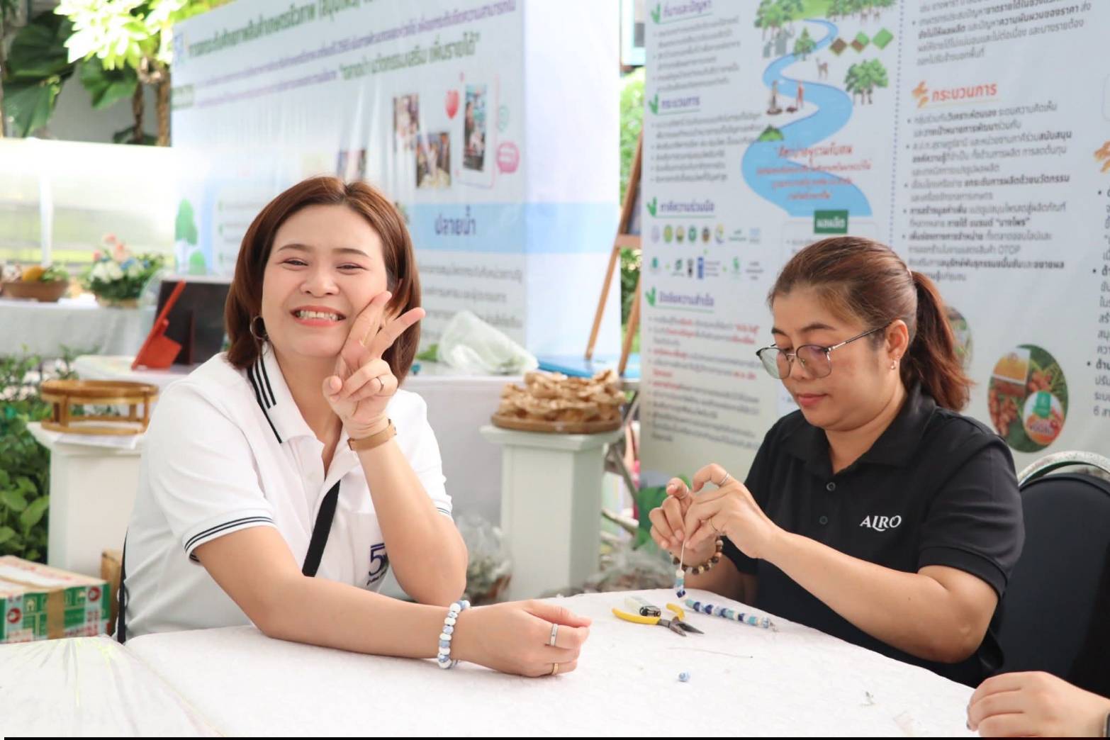 title - รัฐมนตรีว่าการกระทรวงเกษตรและสหกรณ์ พร้อมด้วยคณะผู้บริหาร ส.ป.ก. เข้าเยี่ยมชมโซนกิจกรรมฝึกอาชีพ Workshop งานศิลปหัตถกรรม (ศพส.) กิจกรรมจัดขึ้นภายใต้งาน วันคล้ายวันสถาปนาครบรอบ 51 ปี ส.ป.ก. ณ สำนักงานการปฏิรูปที่ดินเพื่อเกษตรกรรม